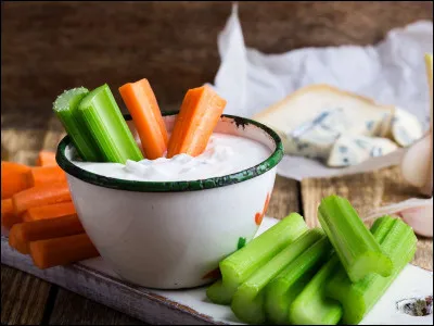 Les légumes : concombres, carottes, certaines personnes les trempent dans de la sauce. De quelle couleur est le plus souvent cette sauce ?