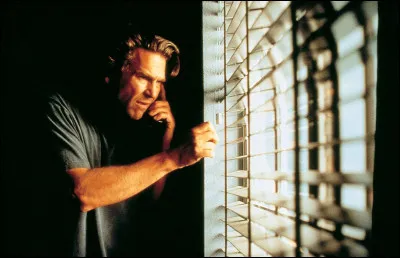 Dans quel film Jeff Bridges est-il un professeur soupçonnant ses voisins d'être des terroristes ?