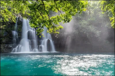 Choisissez un mot parmi les trois propositions qui définisse l'eau.