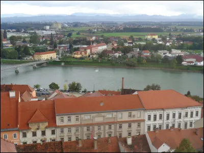 Quelle est cette rivière, affluent du Danube, qui traverse l'est de la Slovénie, dont notamment Maribor, deuxième ville du pays, et la charmante petite ville médiévale de Ptuj, ici en photo ?