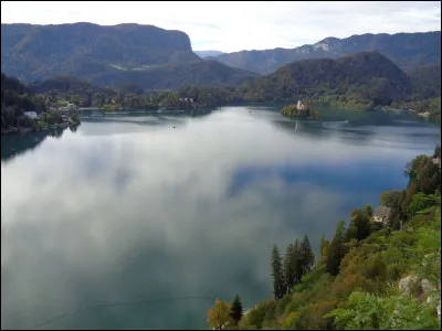 Quel est ce lac des Alpes slovènes connu pour son île, ses bateaux à rames à fond plat appelés "Pletna" et son château qui le surplombe et offre un panorama exceptionnel ?