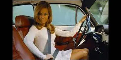 Politique et Société : En quelle année le port de la ceinture de sécurité est-il devenu obligatoire pour les passagers à l'avant ?