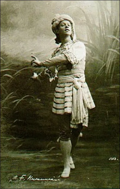 Il a été le danseur-étoile des Ballets russes et marque de son interprétation les créations de Schéhérazade, du Spectre de la rose, de Petrouchka et de L'Après-midi d'un faune. De qui s'agit-il ?