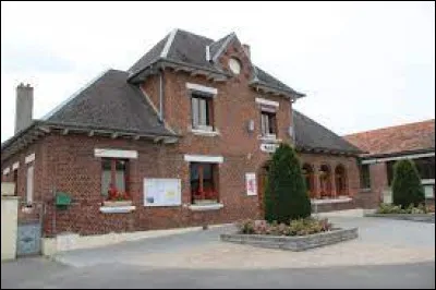 Village des Hauts-de-France, dans l'arrondissement de Péronne, Sailly-Saillisel se situe dans le département ...