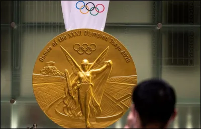 Quelle somme d'argent est versée par le Comité national olympique et sportif français à un athlète qui remporte une médaille d'or aux JO ?