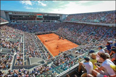 Quel est le nom du court central de tennis du stade de Roland-Garros ?