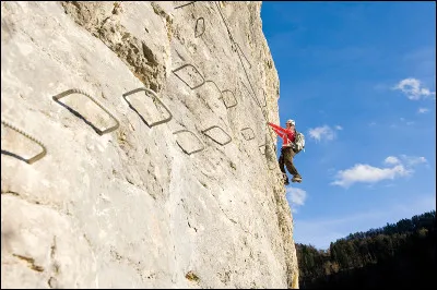 Comment appelle-t-on un circuit d'escalade aménagé sur une paroi rocheuse ?