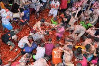 Culture et Société : Dans quel pays se déroule chaque année la Tomatina, qui consiste en une bataille géante de tomates ?