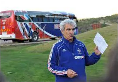 Sports et Loisirs : Lequel de ces joueurs de l'équipe de France de football n'a pas été impliqué dans le scandale du bus lors de la Coupe du monde en Afrique du Sud de 2010 ?