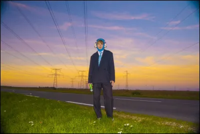 Dans la chanson ''Normal'' de Johnny Jane, celui-ci n'arrête pas de faire la fête mais...