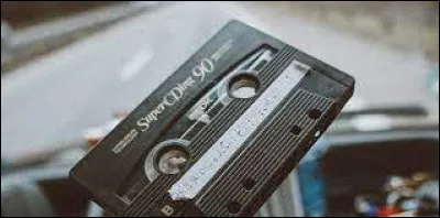 Que faut-il ajouter à "cas" pour obtenir le nom de cet objet emblématique des années 80 ?