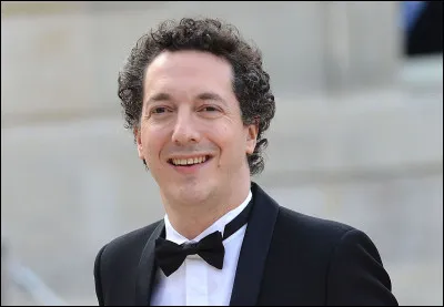 Cet homme est-il l'un des acteurs de la Comédie-Française ?