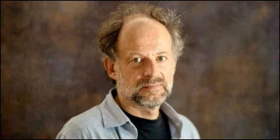 Cet homme est-il l'un des acteurs de la Comédie-Française ?