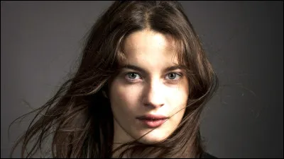 Cette femme est-elle l'une des actrices de la Comédie-Française ?