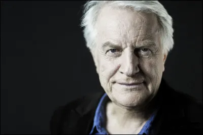 Cet homme est-il l'un des acteurs de la Comédie-Française ?