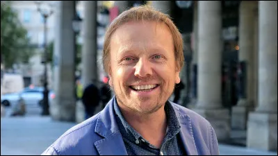 Il est ... de dire que cet acteur est pensionnaire ou sociétaire de la Comédie-Française.