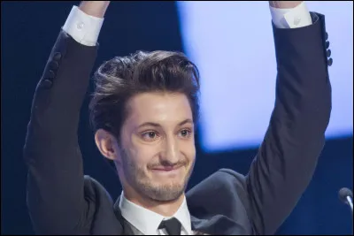 Il est ... de dire que cet acteur est pensionnaire ou sociétaire de la Comédie-Française.