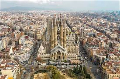 Barcelone est la capitale administrative et économique de quelle communauté autonome espagnole ?