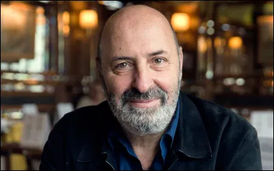 Qui est ce cin&eacute;aste, auteur du film ''L'Auberge espagnole'' dont l'action se d&eacute;roule enti&egrave;rement &agrave; Barcelone ?