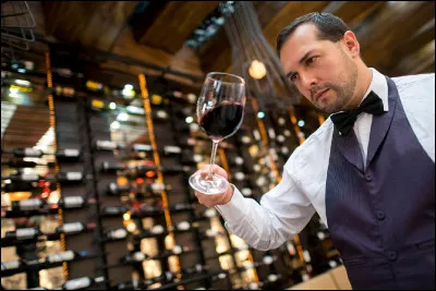 Comment s'appelle le responsable des vins et autres boissons alcoolisées dans un grand restaurant ?