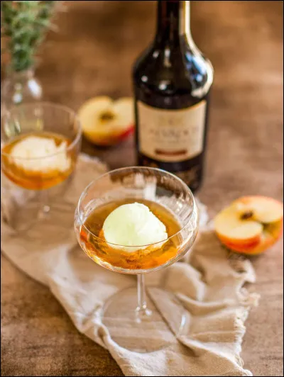 Comment appelle-t-on la coutume gastronomique consistant à boire un petit verre de calvados entre deux plats ?