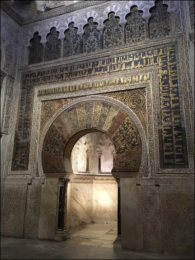 Dans une mosquée, comment s'appelle la niche qui indique la direction de La Mecque ?