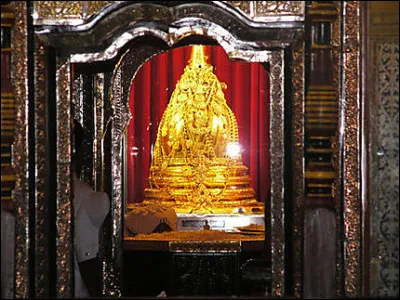 Dans quelle ville du Sri Lanka, un temple, abrite-t-il une dent du Bouddha ?