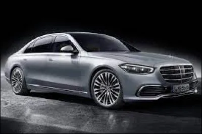 La ''Mercedes-Benz Classe S'' est une gamme de voiture de luxe d'un constructeur de quelle nationalité ?