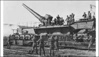 Histoire : Comment a-t-on surnommé la très grosse pièce d'artillerie de siège utilisée par l'armée allemande lors de la Première Guerre mondiale ?