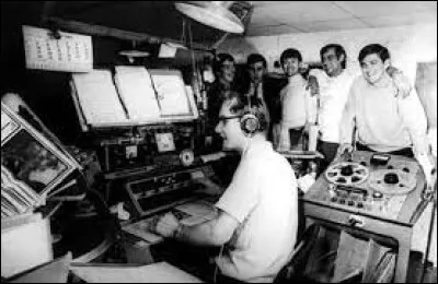 Médias et Divertissements : Quel prénom féminin portait la radio britannique et anglophone connue pour avoir été, de 1964 à 1990, une radio pirate offshore, émettant depuis un bateau ancré dans les eaux internationales de la mer du Nord au large du Royaume-Uni ?