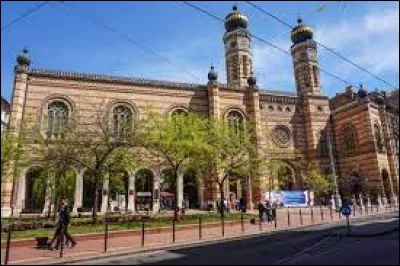 Culture et Société : Dans quelle ville se trouve la plus grande synagogue d'Europe ?