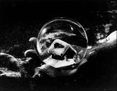 Cinéma : Quel mot prononce Charles Foster Kane dans un dernier souffle en laissant échapper de ses mains une boule à neige dans le film "Citizen Kane" ?