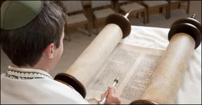 Toujours dans la religion juive, à quel âge les garçons fêtent-ils leur bar-mitsva qui célèbre leur majorité religieuse ?