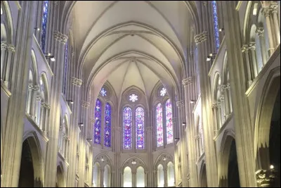 Parmi ces mots, lequel n'indique pas une partie d'une église ?