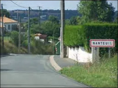 Nous sommes en Nouvelle-Aquitaine, à l'entrée de Nanteuil. Commune de l'arrondisement de Niort, proche de Saint-Maixent-l'École, elle se situe dans le département ...