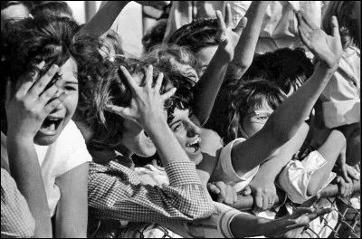 Quel groupe est visé dans cette critique... assez exaspérée : ''Dieu sait qu'on les a assez entendus... C'est devenu impossible d'écouter un seul bulletin météo sans se voir auparavant infliger ''I Want to Hold Your Hand'' ?