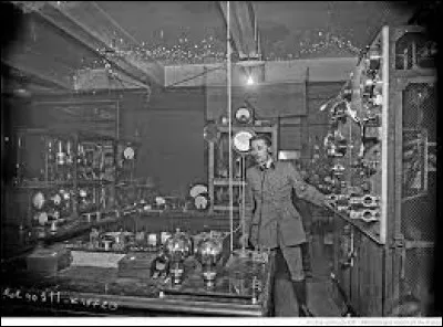 Médias et Divertissements : Quelle est la toute première station de radio française ?