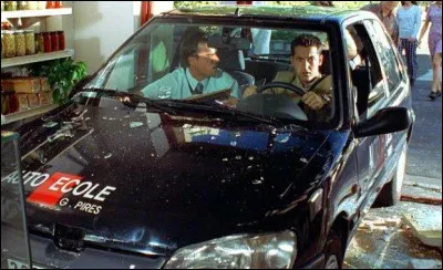 Souvenez-vous de ces scènes mythiques mais impossibles de Taxi ou Émilien fonce dans une librairie et dans une boucherie.
Ma question est, combien de fois Émilien a-t-il tenté de passer son permis ?