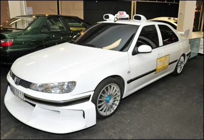 Passons au troisième opus. Daniel emmène un client mystère à l'aéroport. Lors de cette course il utilise un petit pschitt magique quel est-il ?