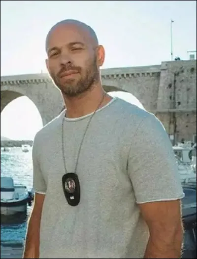 On va se pencher désormais sur le cinquième film.
Pourquoi Sylvain Marot est-il muté dans le commissariat de Marseille.