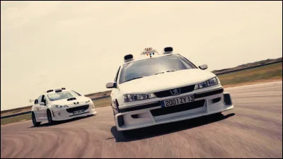 Lequel de ces personnages de Taxi apparaît dans les 5 opus de la série de film ?