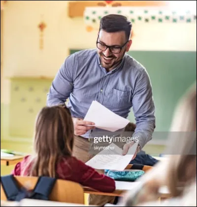 Ça y est le cours et fini ! Ta classe et toi, vous rendez à votre avant-dernier cours de la journée (car oui, on est mercredi), l'anglais. Votre professeur vous rend des contrôles, un contrôle que tu avais super bien travaillé. Ça y est, il te tend ta copie ! Et tu as eu... 11 sur 20 ? ! Et Inès qui n'avait pas révisé a 17 !