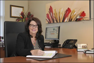 Ça y est, te voilà en cours ! Ta classe et toi alliez rejoindre le cours d'histoire lorsque la principale t'interpella pour la suivre dans son bureau...