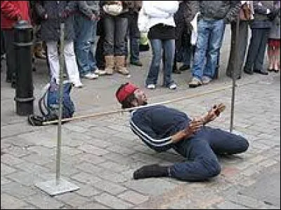 Sports et loisirs : Comment s'appelle cette sorte de danse qui consiste à passer et repasser le buste tourné vers le ciel sous un bâton horizontal placé de plus en plus près du sol, sans jamais le toucher ?