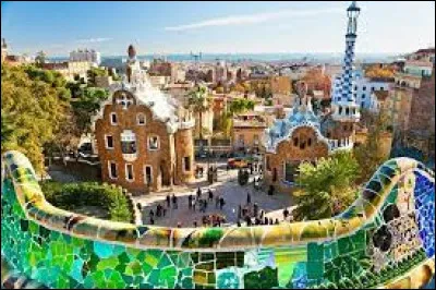 Arts : Comment s'appelle ce parc barcelonais crée par Antoni Gaudí ?