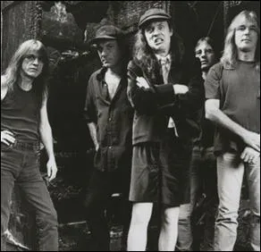 Quel film permit  AC/DC de sortir une slection de leur meilleur tube ?