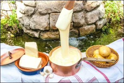 Avant de vous régaler avec cette spécialité culinaire d'Auvergne, il faut la préparer. Quel fromage faut-il ajouter à la purée de pommes de terre ?