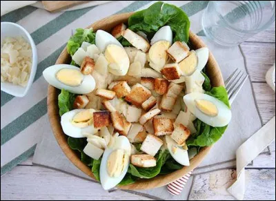 Quelle est cette salade à base de laitue romaine ?