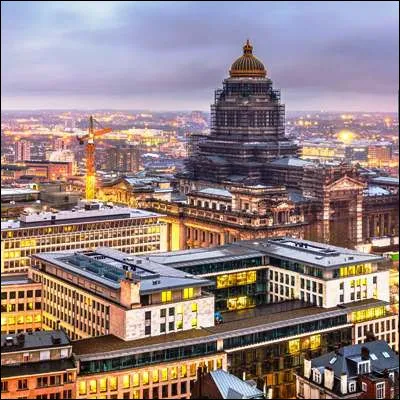 Quel chanteur néerlandais a consacré une chanson à la ville de Bruxelles en 1974 ?