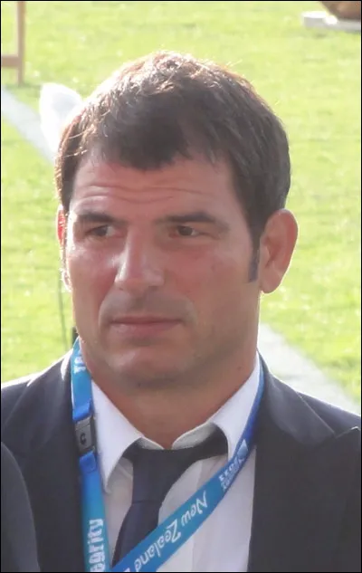 Dans "Alice au pays des merveilles", avec qui le chapelier prend-t-il continuellement le thé ?